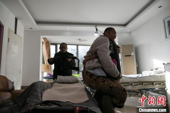 照顾昏迷卧床男友三年多 合肥“80后”女孩期待唤醒爱人