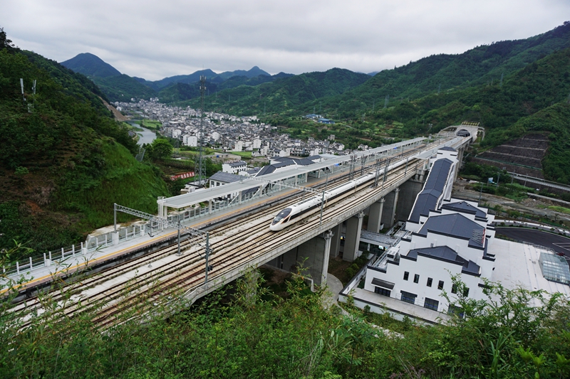 高铁动车组列车从杭黄高铁三阳站飞驰而过。.jpg
