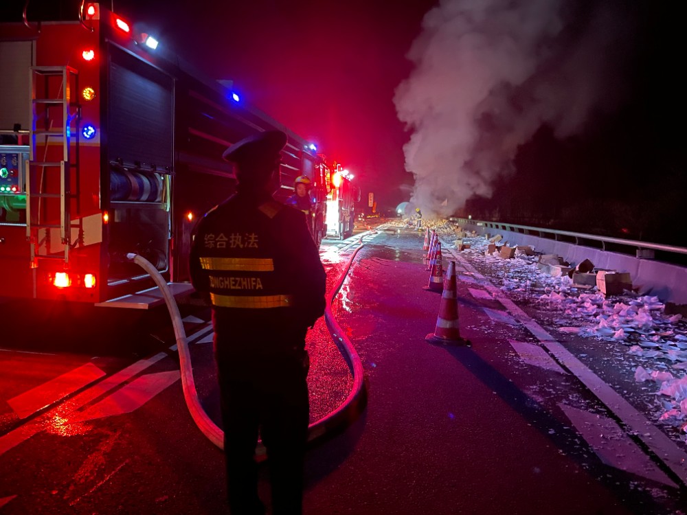 六潜路政大队妥善处理一起大货车自燃事件