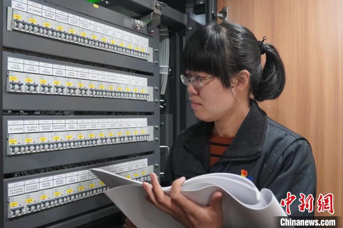 西安动车段：“女学霸”遇见“蓝暖男”