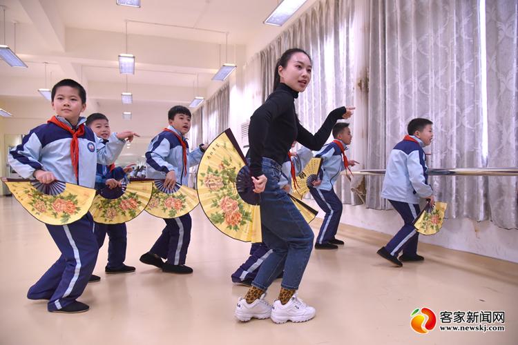  江西赣州：采茶童子闹新春