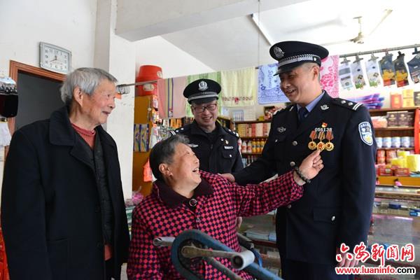 警营风采 在平凡的岗位 他把群众利益放在心坎上