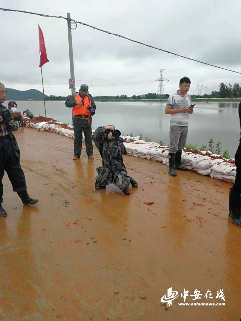 蔡永连在怀宁大堤上.jpg