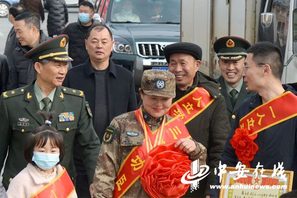 将军为蔡永连送喜报.jpg