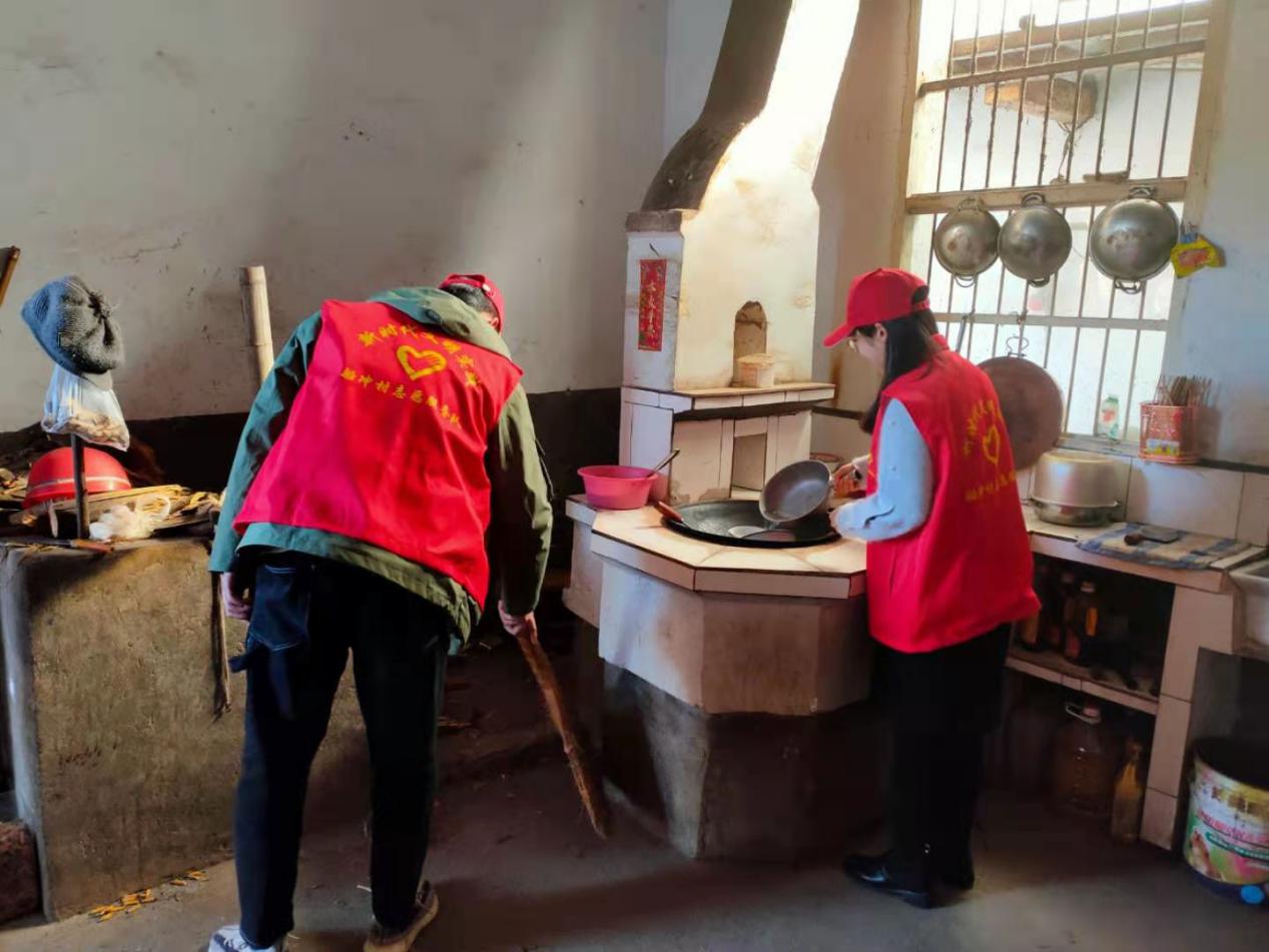 金寨县梅山镇船冲村新时代文明实践活动之孝老敬老“学雷锋”主题活动