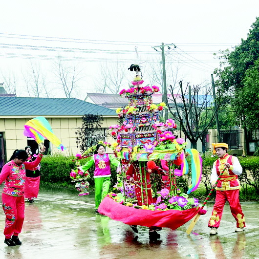 民俗踩街忙　群众唱主角