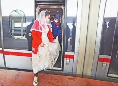 新娘搭高铁会新郎 细心乘务员变“临时娘家送亲队”
