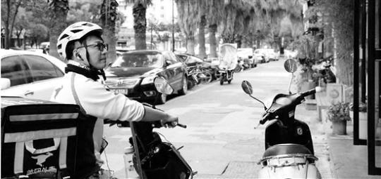 他送外卖月入过万，还成了视频博主