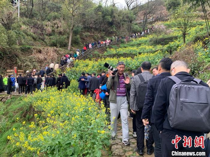 花海间，不少游客与亲朋好友一起自拍、合影“打卡”。　李韵涵 摄