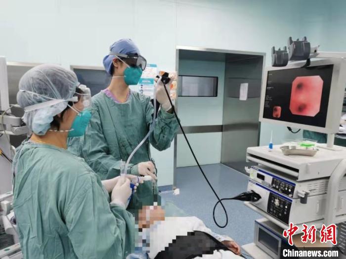 男孩肺炎久不愈专家巧取异物