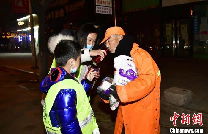 山西“80后”男子成立志愿者队伍：只要有需要我就在