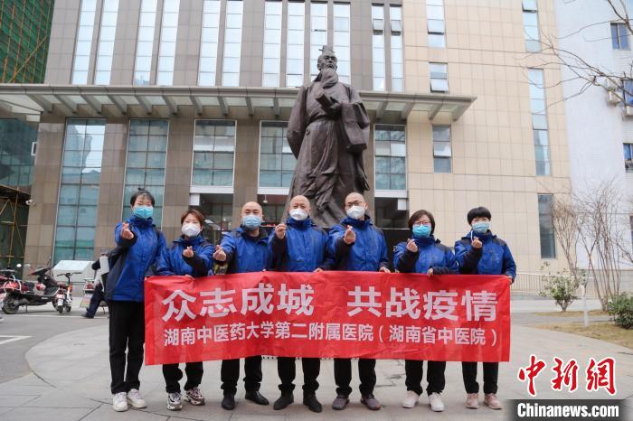 武汉方舱医院许下“师生之约” “90后”武汉女孩圆梦长沙传承中医