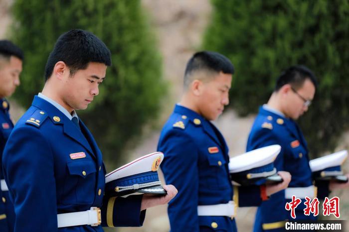 山西5岁男孩走进消防队寻访“烈士哥哥”足迹 阳光笑容让人欣慰