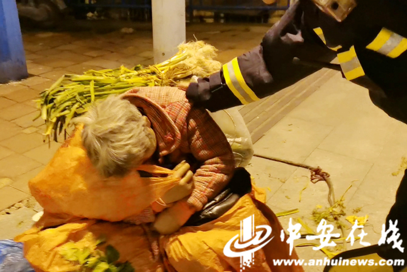7旬老太凌晨街头卖菜 消防员买下全部蔬菜