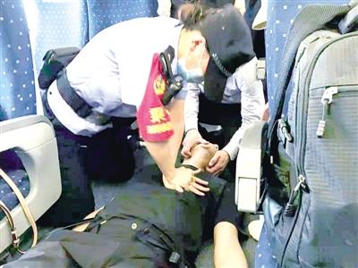 高铁上乘客突发昏厥 7人接力为他心肺复苏