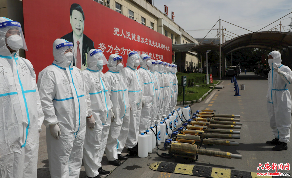 义务消杀筑牢坚实“防疫墙”