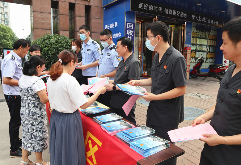 裕安区法院开展法治宣传进社区活动