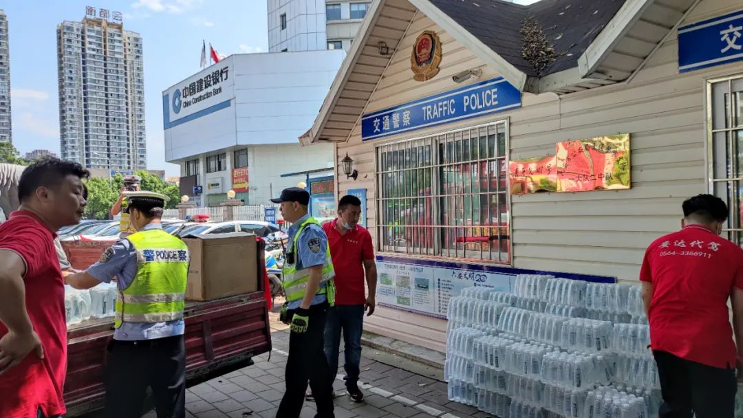 爱心慰问显担当——六安安达代驾为一线交警送清凉