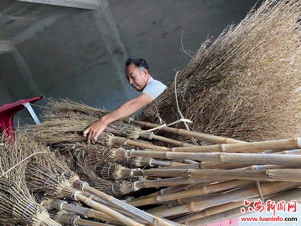 深山农民韩家振：爱心扫帚献灾区