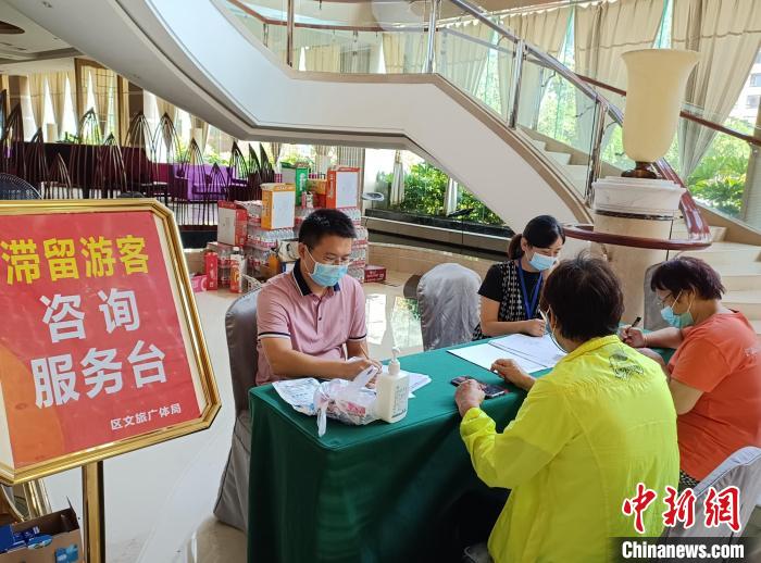 湖北游客滞留张家界武陵源 乐当志愿者携手抗疫情