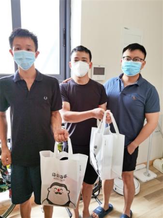 三个男人因疫“同居”：从尬聊，到一起做饭打游戏