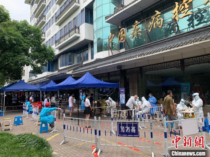 9日,扬州主城区开始进行第五轮大规模核酸检测,当地民众主动配合、积极参与。 崔佳明 摄