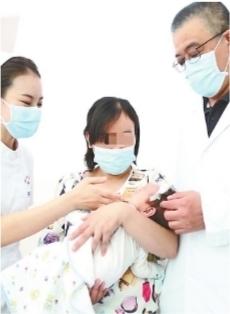 出生2个月查出长肿瘤 一群好心人救下了这个女婴