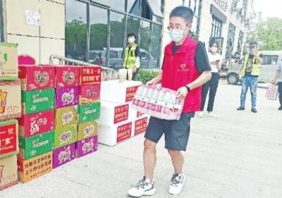 “00后”志愿者带动同学齐穿红马甲