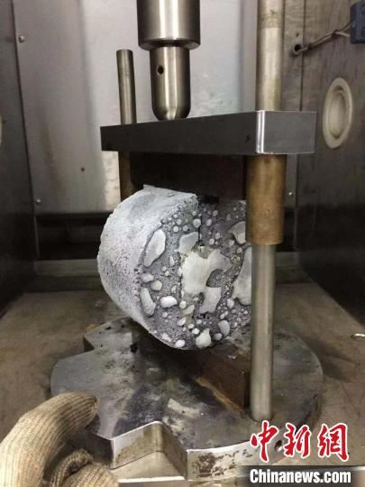 通讯：从放羊娃到博士生 他的梦想是“修一条路”