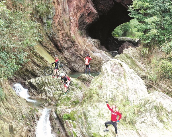 双龙洞：乡村路边有奇景