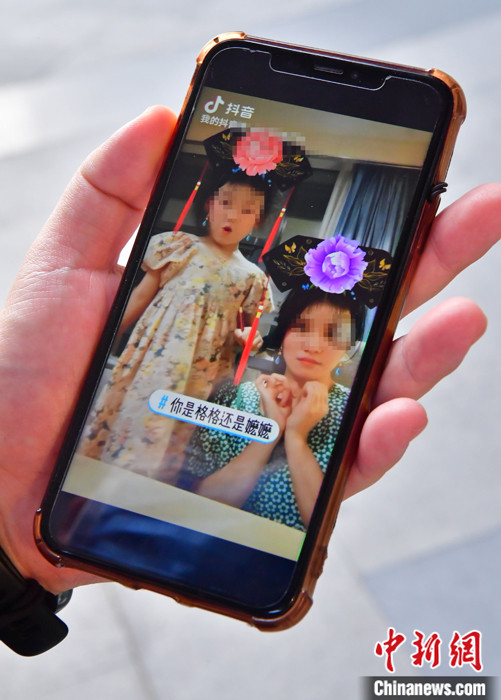 图为9月20日，隔离点生活区负责人蔡志阳的手机正在播放一对隔离母女参加隔离点小视频大赛的作品。 <a target='_blank' href='http://www.chinanews.com/'>中新社</a>记者 张斌 摄