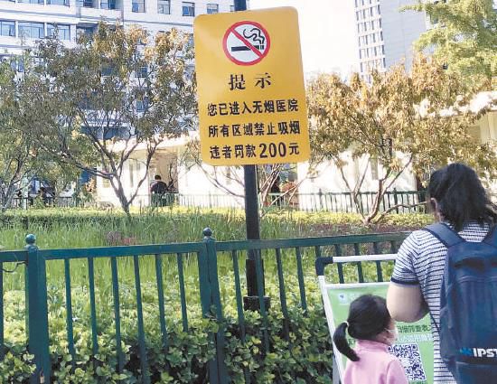 新版控烟条例效果如何？禁烟区依然烟熏火燎