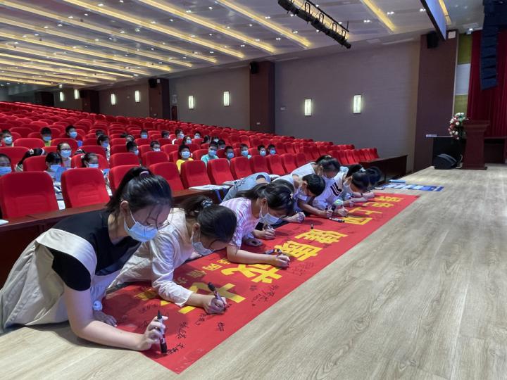 市委网信办赴毛坦厂中学实验学校开展文明创建暨预防未成年人网络沉迷宣传教育活动