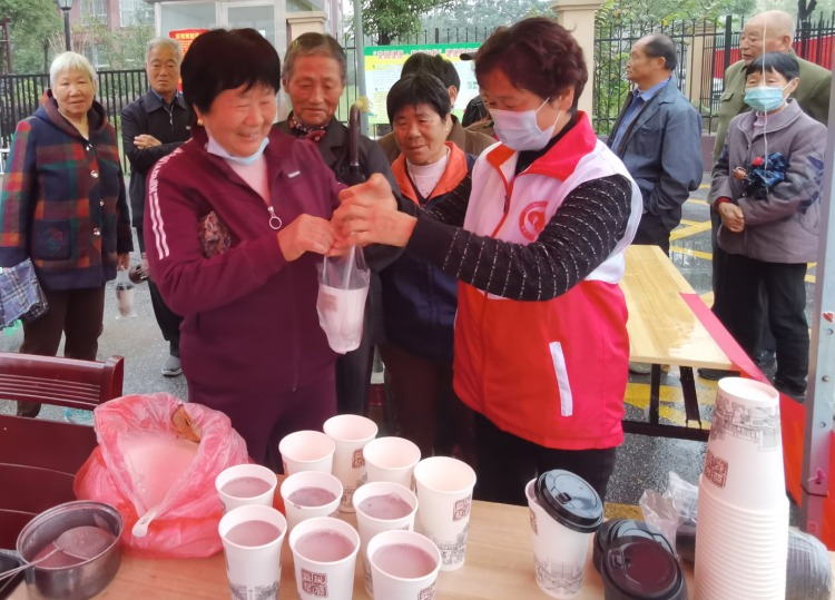 一杯热豆浆 浓浓敬老情