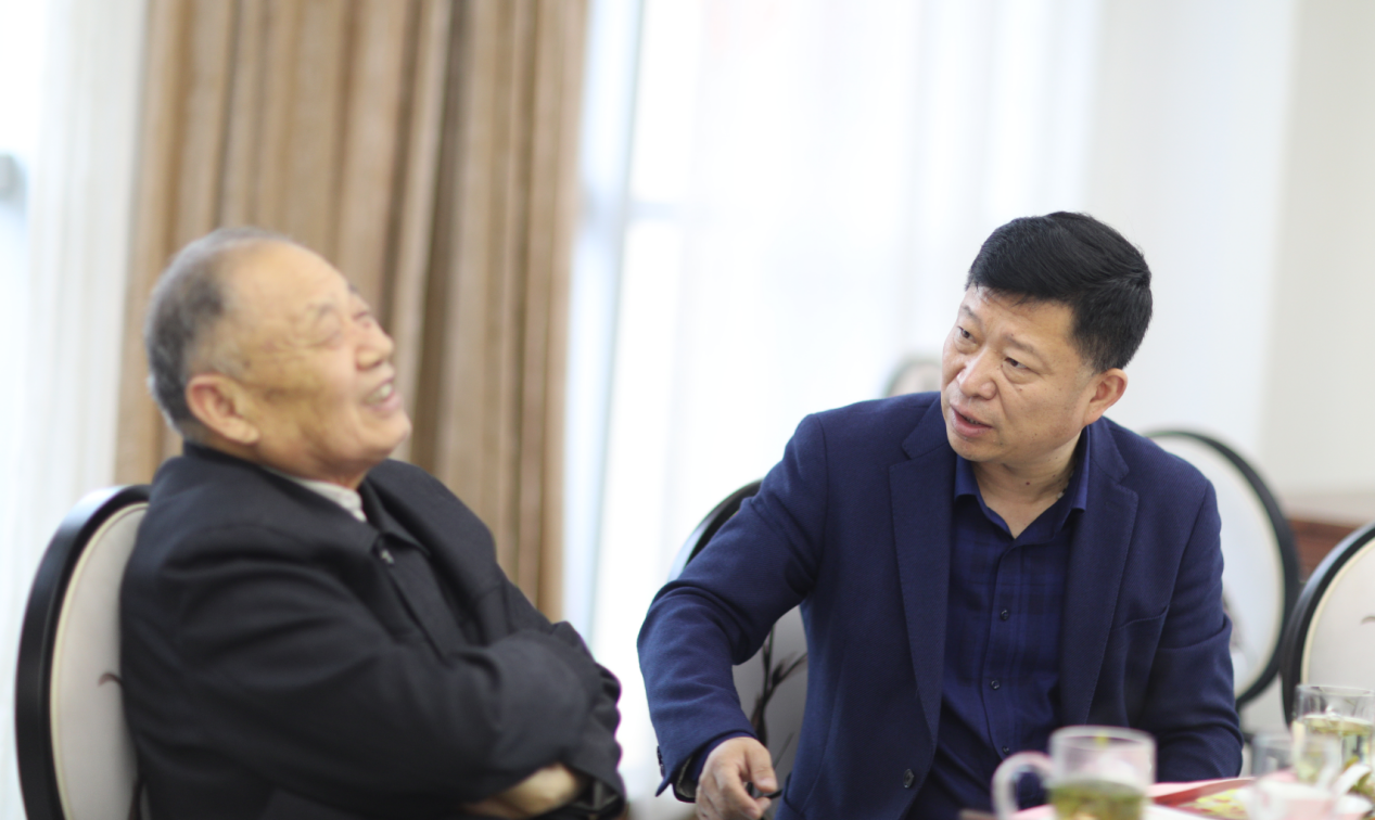 情暖重阳日 共望未来时——六安市分行机关组织开展离退休干部重阳节慰问活动