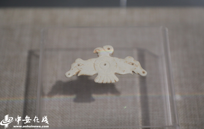 凌家滩出土的玉鹰（复制品）.jpg