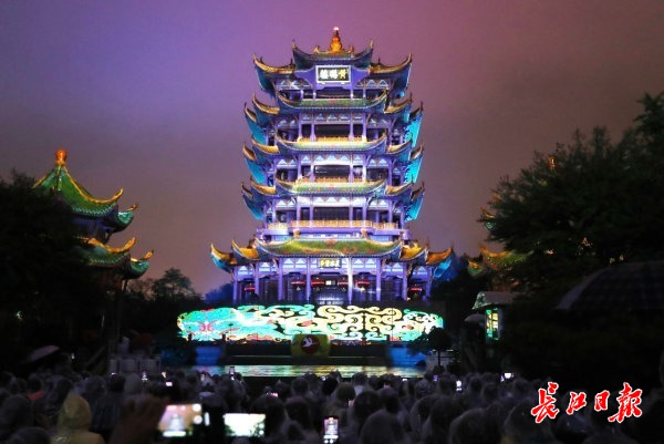  百城百名总编夜上黄鹤楼：英雄武汉、华彩长江