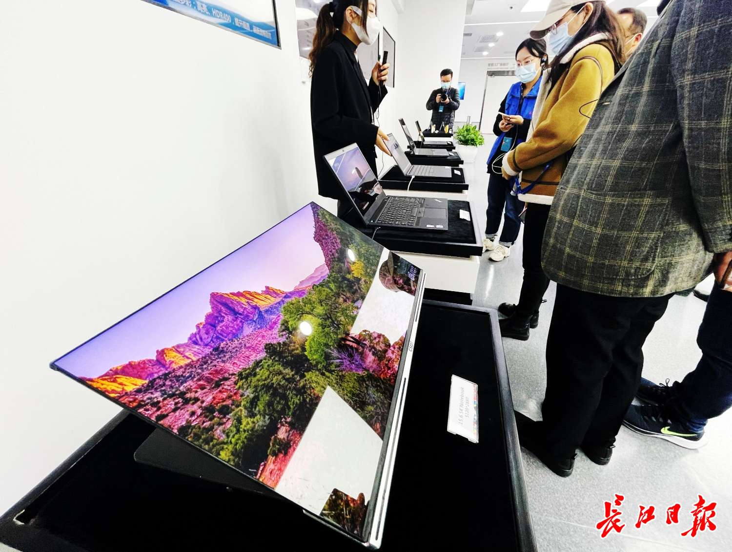 百名总编走进武汉华星光电，见证自主创新力量