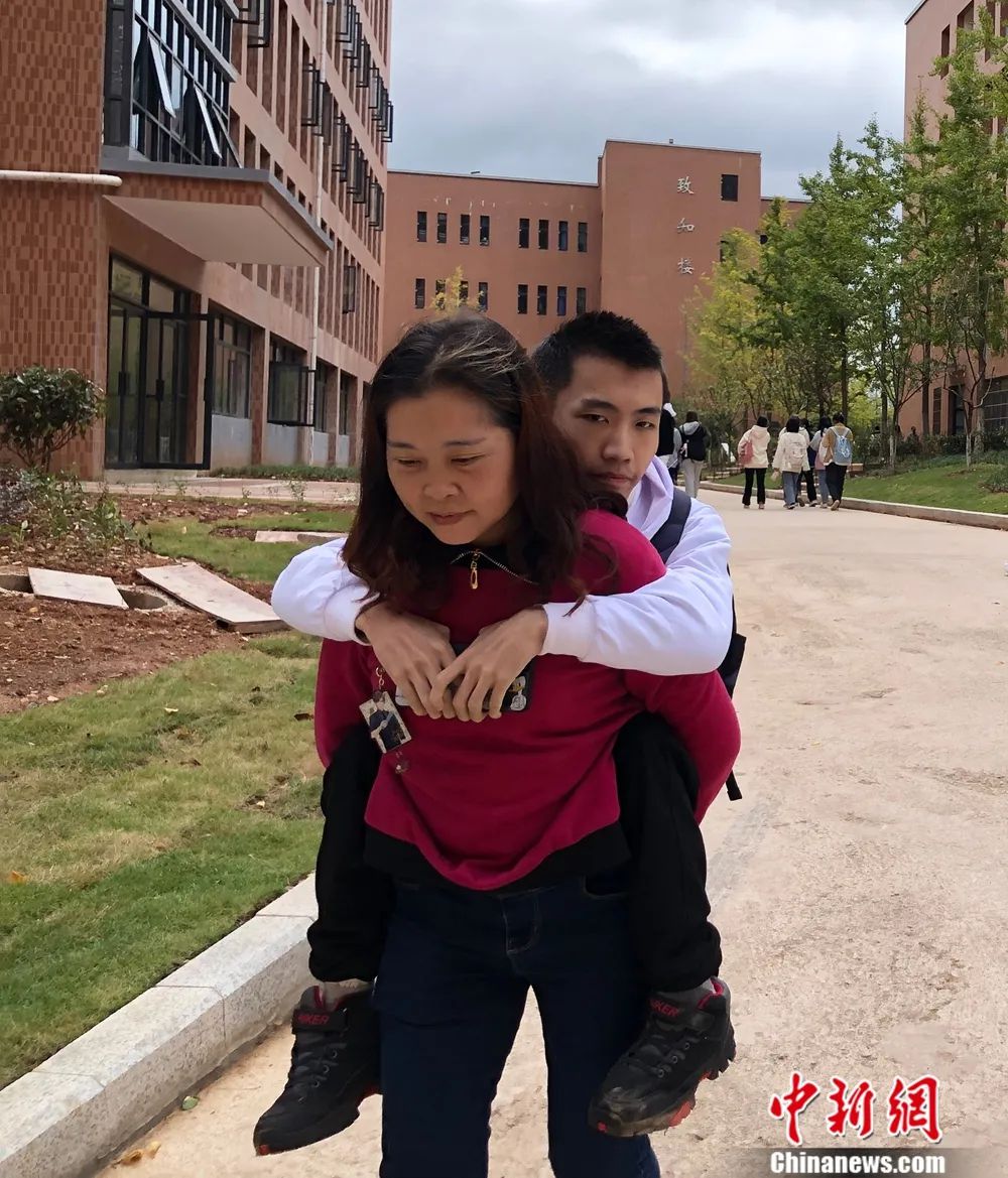 20岁脑瘫男孩上大学：曾沉迷网游 感谢妈妈没抛弃我