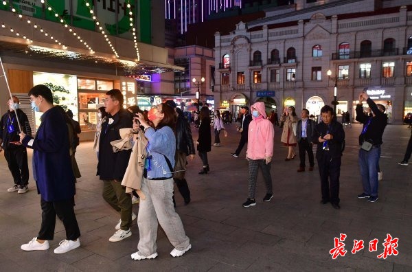 网媒总编夜访汉口历史风貌区：体会到武汉人蓬勃的生命力