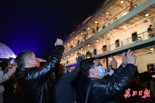  两江四岸灯光闪耀，长江之畔活力缤纷