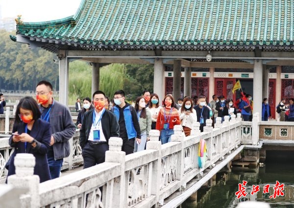  百城百名总编看武汉生态美，认为东湖水环境治理方式值得推广