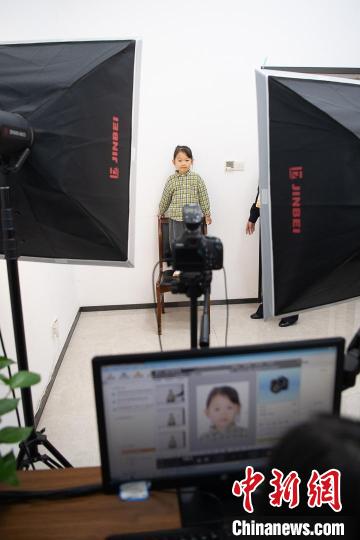 安徽首例长三角区域首次申领居民身份证“跨省通办”业务在合肥办理