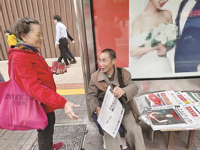 重庆一大爷坚持卖报36年 养成两个习惯