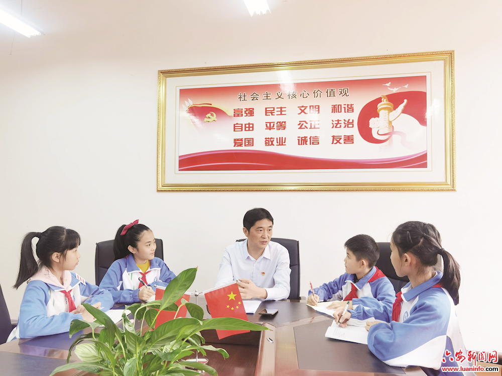 皖西日报小记者在行动，与校长对话谈“双减”