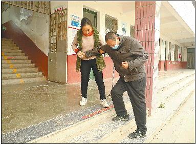 泪目！山东这位女教师带着患病丈夫去上课