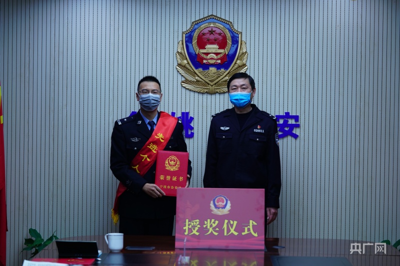 宁波民警房敏杰：双眼近乎失明 十几年如一日坚守在扫黑前线