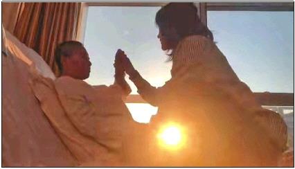 妈妈患病不能自理 女孩休学一年伴其度过最后时光