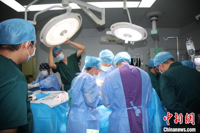 全城寻找“熊猫血” 内蒙古“熊猫侠”上演爱心接力