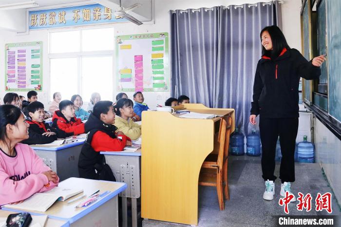 女教师患癌6年坚守讲台:“孩子们是我的牵挂”